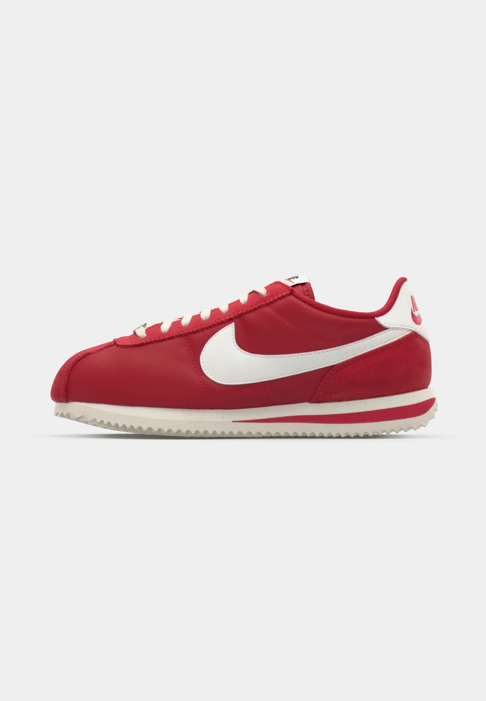 Czerwone sneakersy damskie Nike Cortez z białym logo i klasycznym krojem.