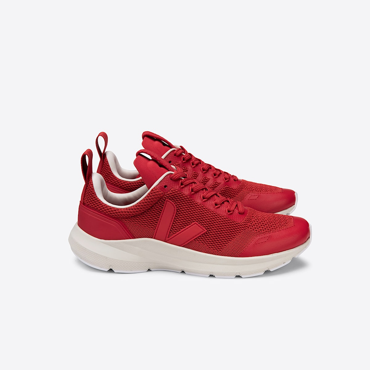 Czerwone sneakersy damskie Veja x Rick Owens z siateczkowym wierzchem i wygodną podeszwą. Idealne na codziennie.