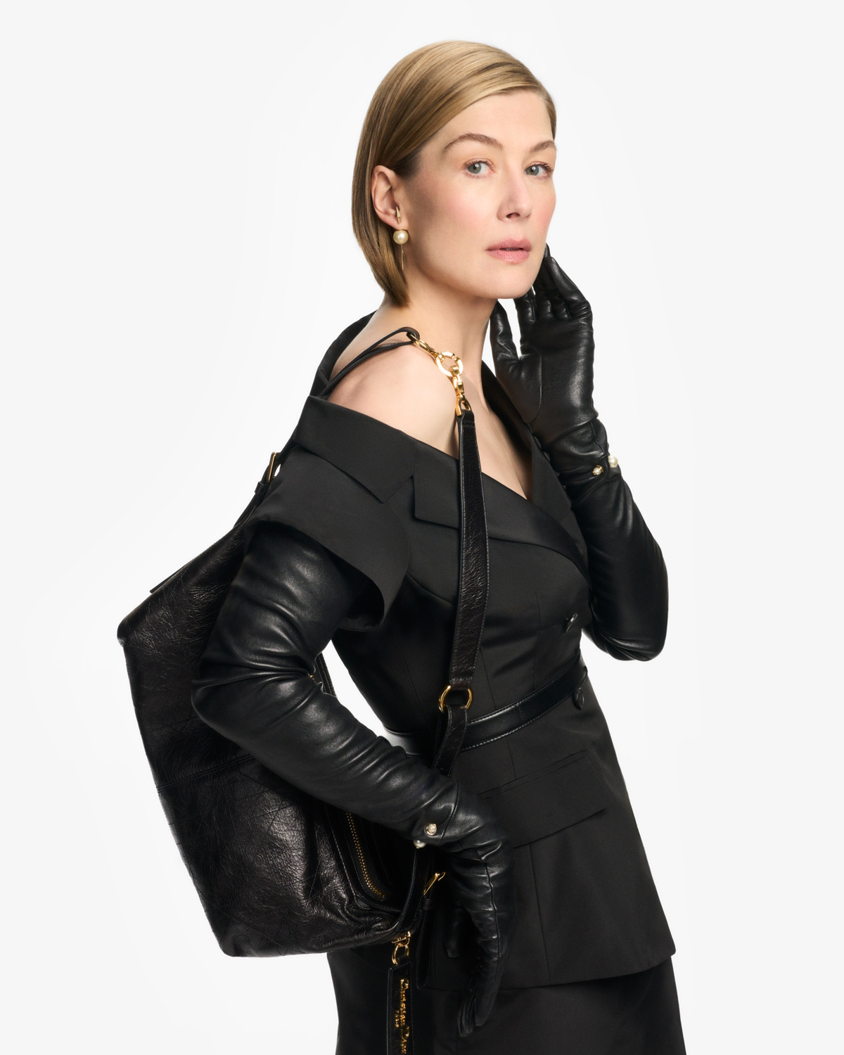 Dom mody Dior przedstawia nową it-bag, D-Journey Bag. Rosamund Pike.