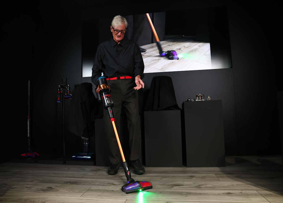 James Dyson na wydarzeniu w Berlinie zaprezentował odkurzacz Dyson V16 Piston Animal Submarine.