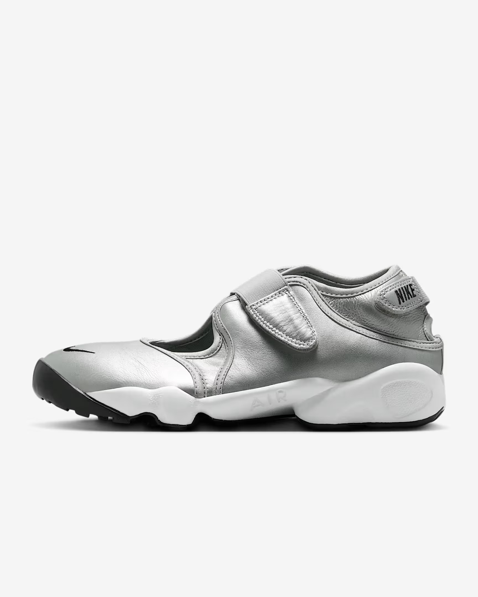 Srebrne sneakersy Nike Air Rift na rzepy. (Fot. materiały prasowe)