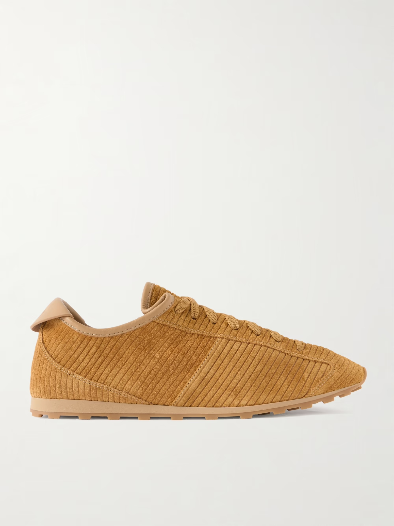 Sztruksowe sneakersy Jacquemus „Les Tennis”. (Fot. materiały prasowe)