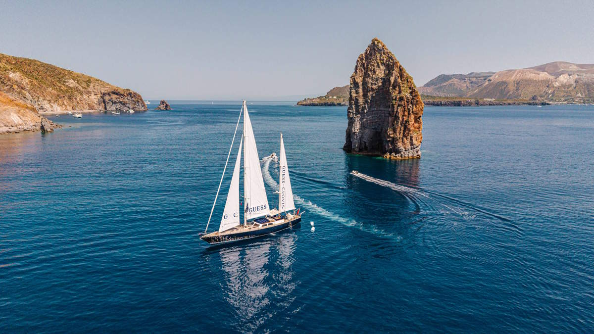 Guess promuje kolekcję Marine Capsule współpracą z Clovis.