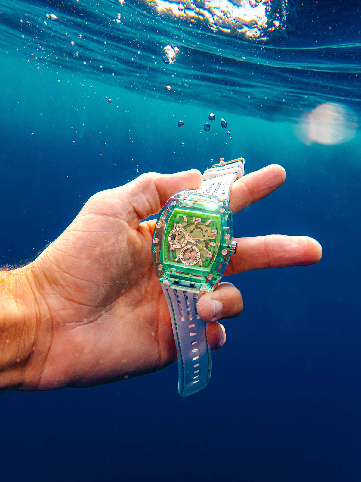 Guess promuje kolekcję Marine Capsule współpracą z Clovis.