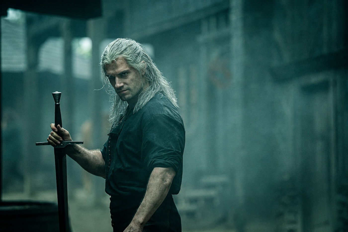 Henry Cavill jako wiedźmin Geralt na planie serialu produkcji Netflixa.