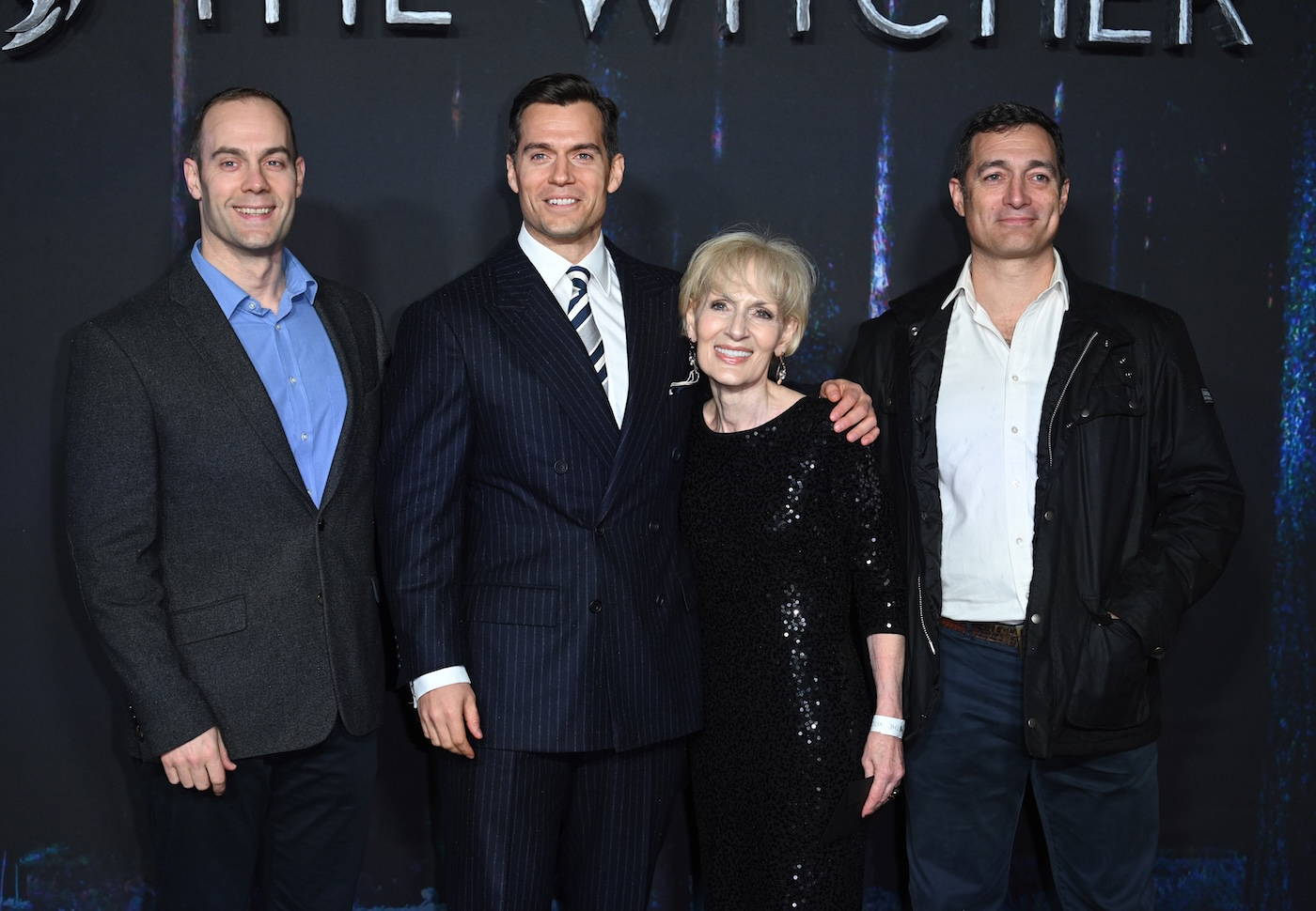 Henry Cavill z mamą i braćmi podczas premiery drugiego sezonu serialu „Wiedźmin” w Londynie.
