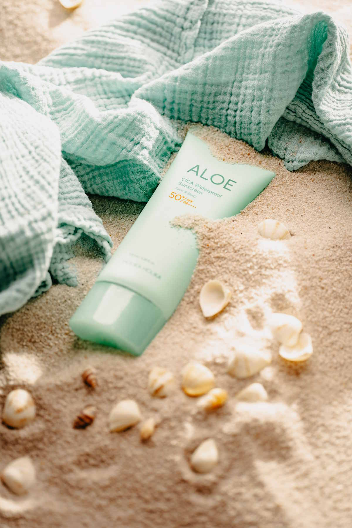 Ochrona przeciwsłoneczna marki Holika Holika: Aloe CICA Waterproof Sunscreen SPF 50+.