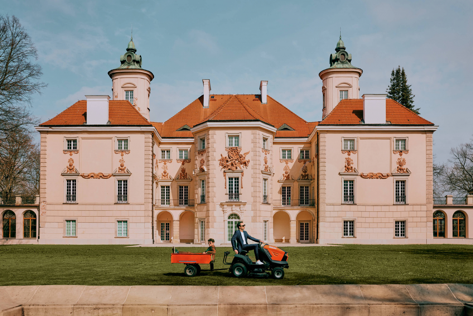 Jakub Józef Orliński i Aleksander Dębicz na tle Pałacu Bielińskich. (Fot. Alicja Lesiak)
