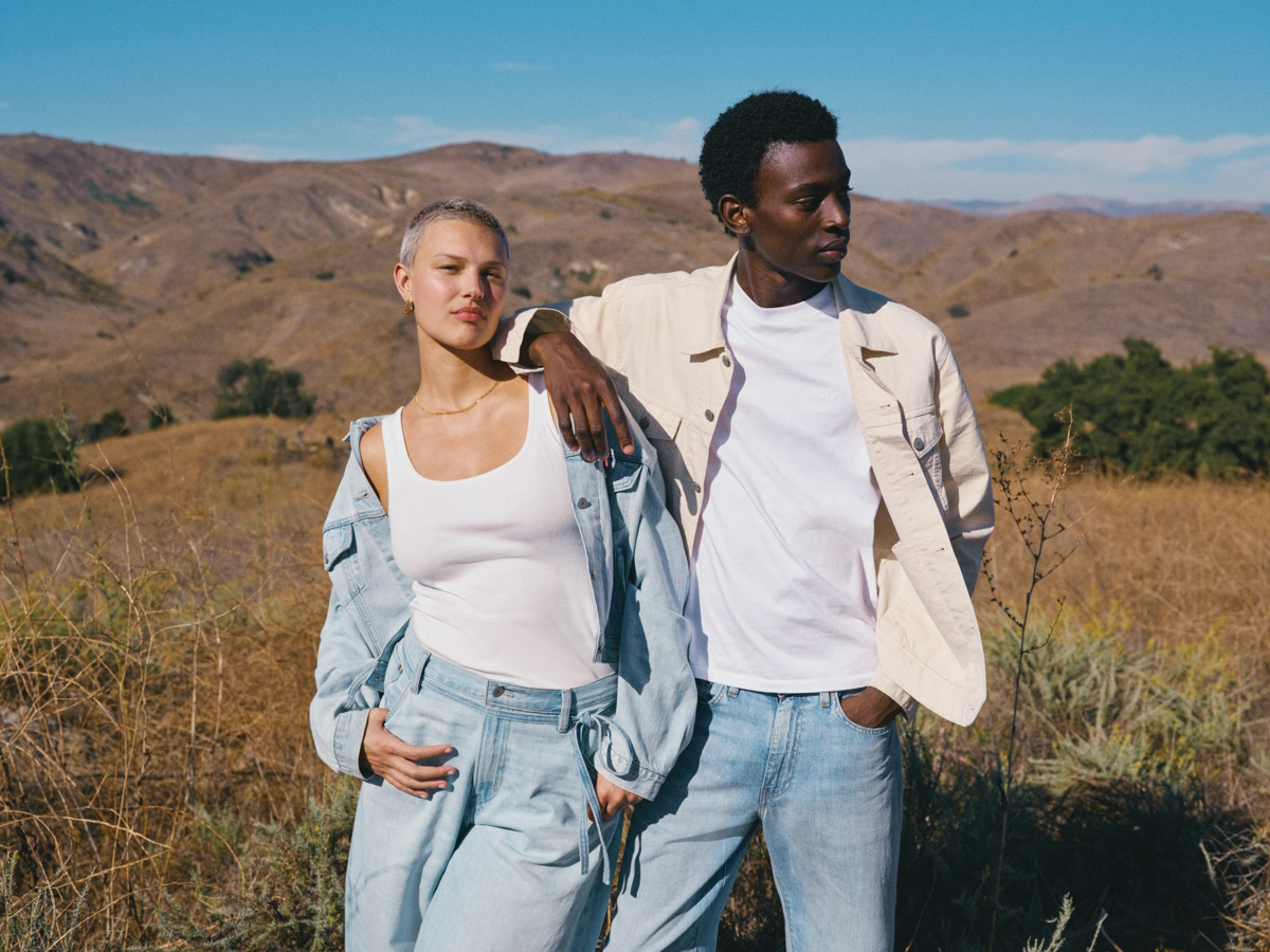 Levi’s® reinterpretuje klasyczny jeans. W nowej kolekcji denim przeplata z lnem, tworząc idealną bazę letnich stylizacji. 
