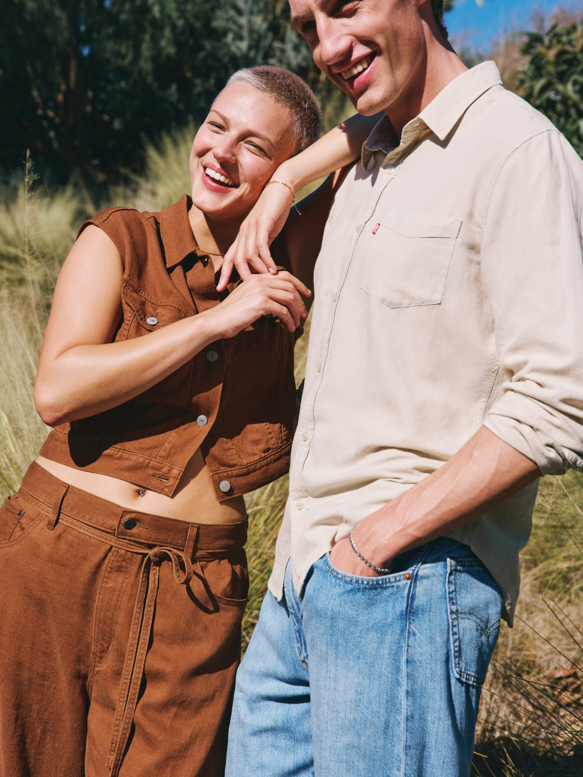 Levi’s® reinterpretuje klasyczny jeans. W nowej kolekcji denim przeplata z lnem, tworząc idealną bazę letnich stylizacji. 