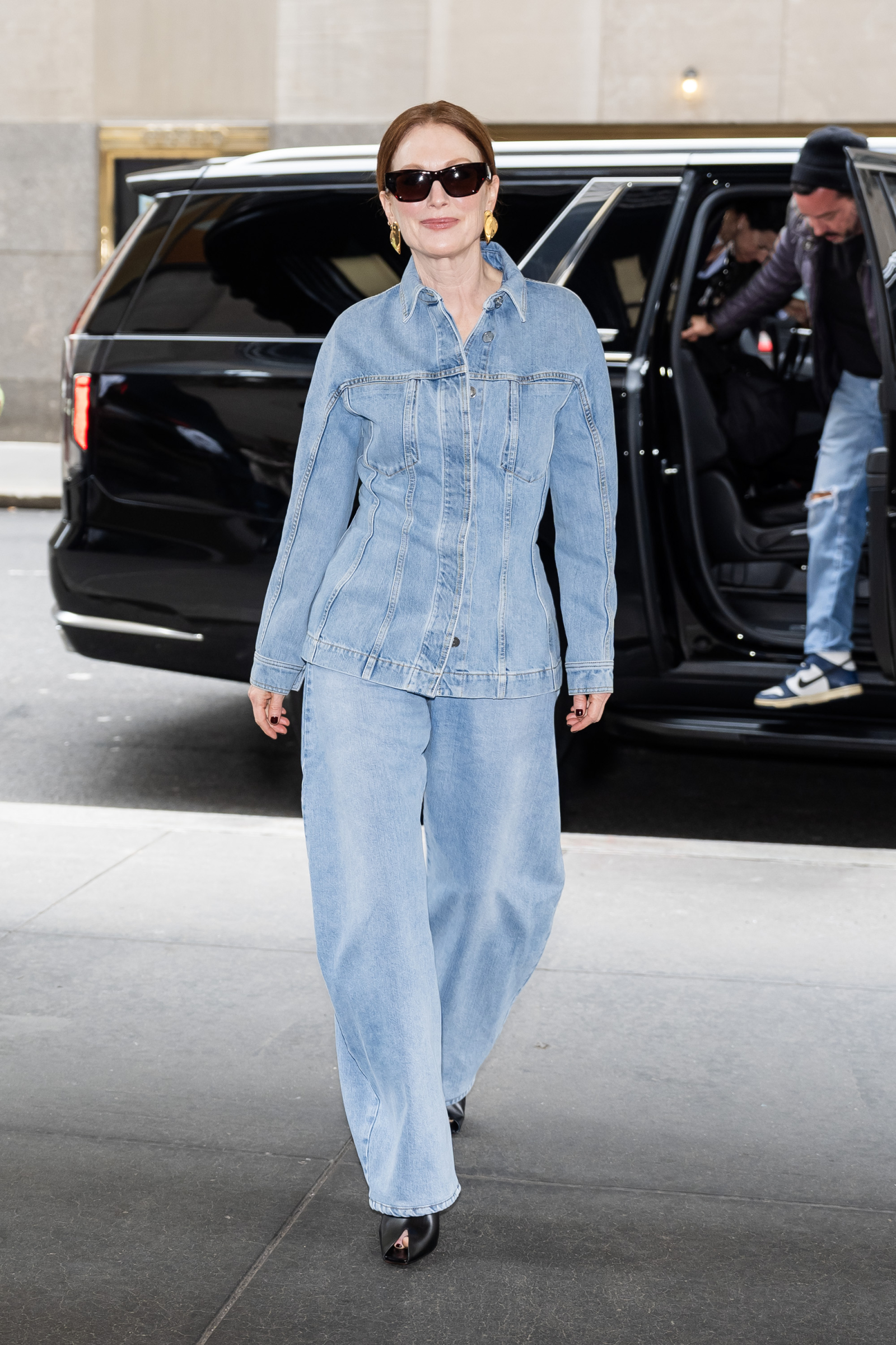 Julianne Moore w niebieskich jeansach barrel z wysokim stanem, wchodząc do samochodu.