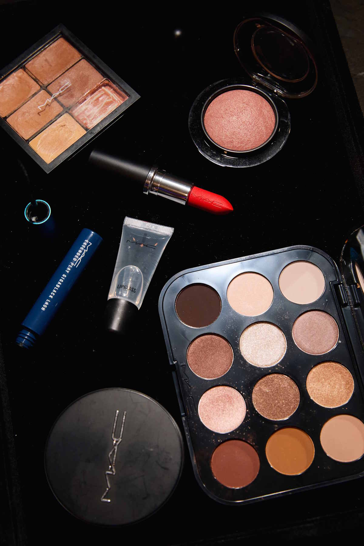 Szminka, cienie MAC Cosmetics.