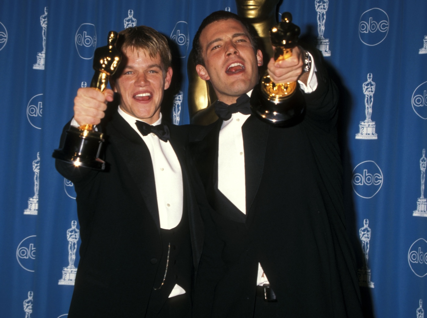 Matt Damon i Ben Affleck podczas 70. ceremonii rozdania Oscarów w Los Angeles, w 1998 roku.