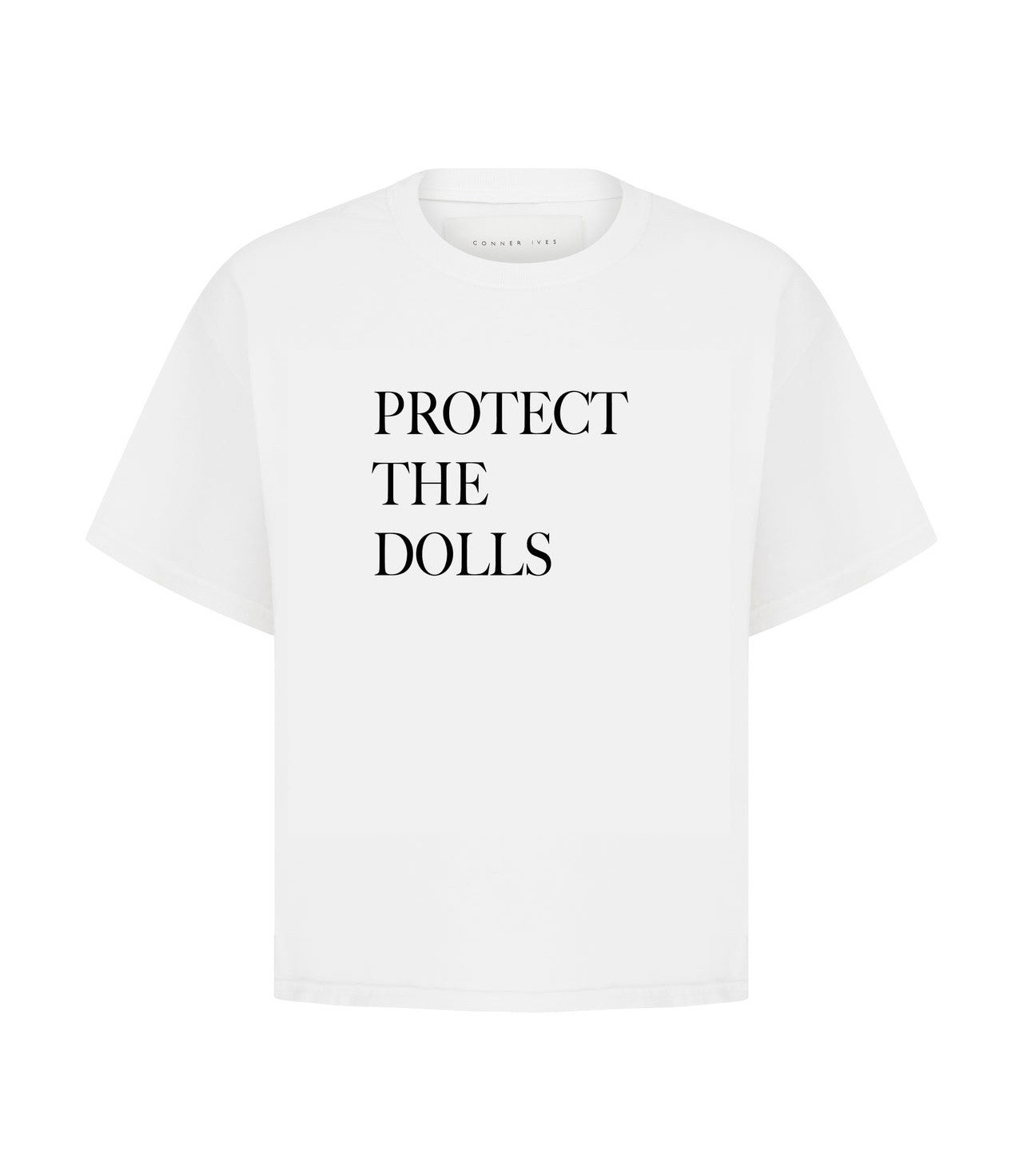 Biały T-shirt z nadrukiem „Protect the Dolls” projektu Connera Ivesa. 