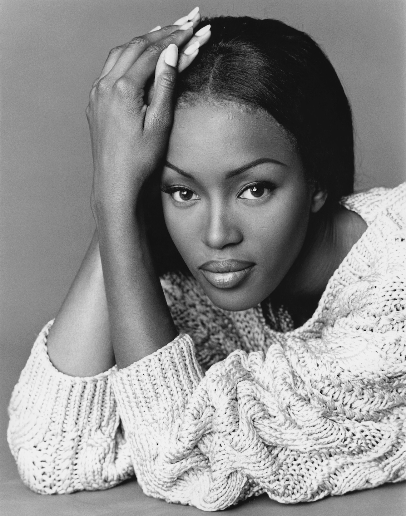 Rico Puhlmann, Naomi Campbell w białym, oversizowym swetrze Michaela Korsa, 1992. © Rico Puhlmann Archive. W: „10 Most Beautiful Women“, Harper’s Bazaar (USA), Nr. 3366, czerwiec 1992.