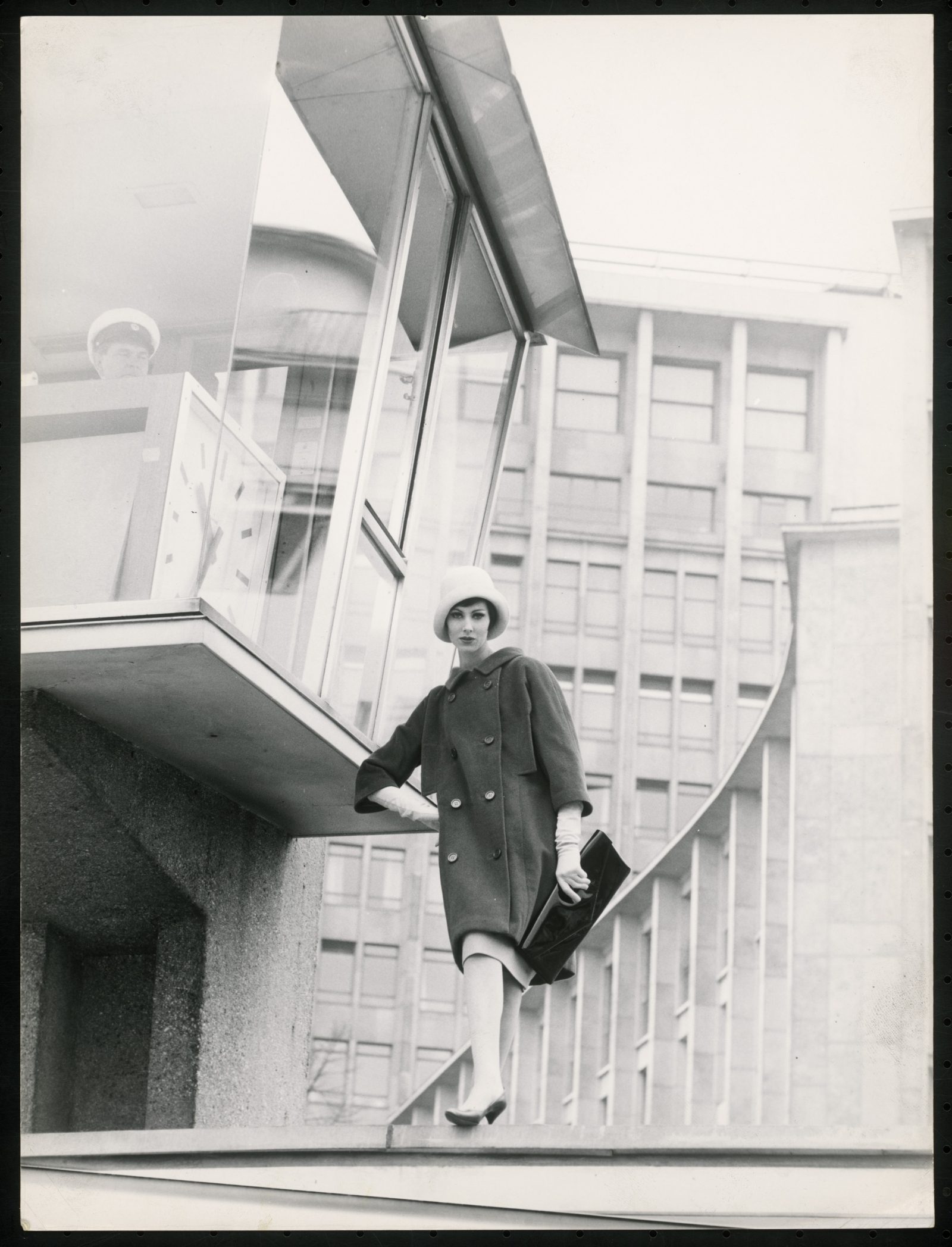 Rico Puhlmann, Czerwony płaszcz Lindenstaedt & Brettschneider, Kurfürstendamm (Berlin Zachodni), 1961, © Rico Puhlmann Archive. W: „Vogue Europe“, Vogue (FRA), luty 1961.