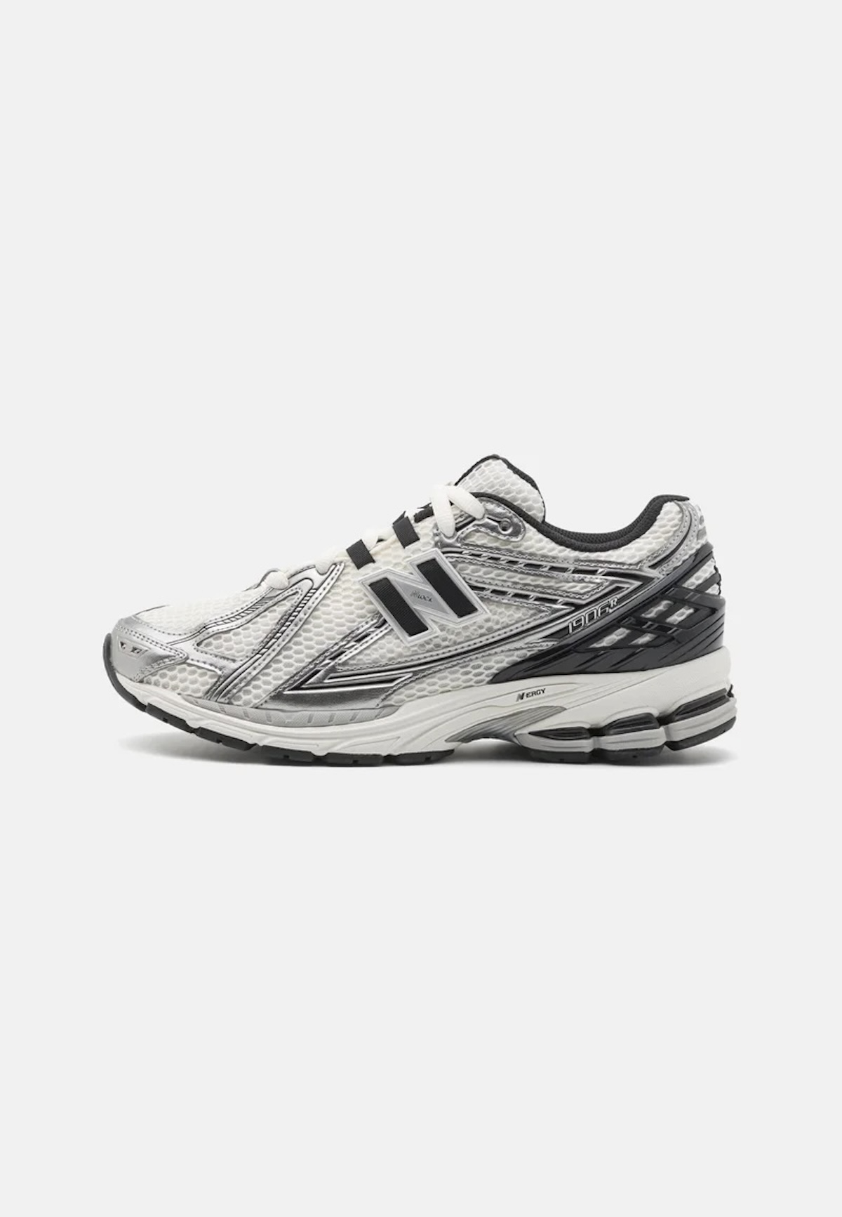 Srebrne sneakersy New Balance 1906 w kolorze białym i czarnym, z nowoczesnym designem i amortyzującą podeszwą.
