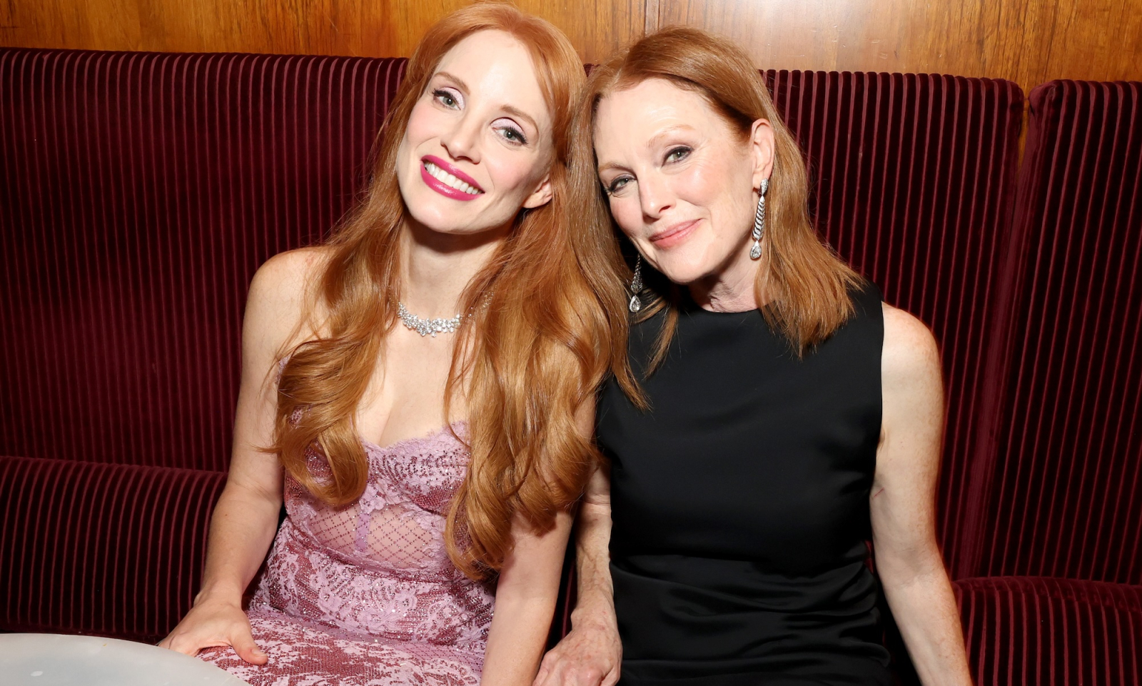 Jessica Chastain i Julianne Moore podczas nowojorskiego tygodnia mody na sezon wiosna-lato 2026, w eleganckich strojach.