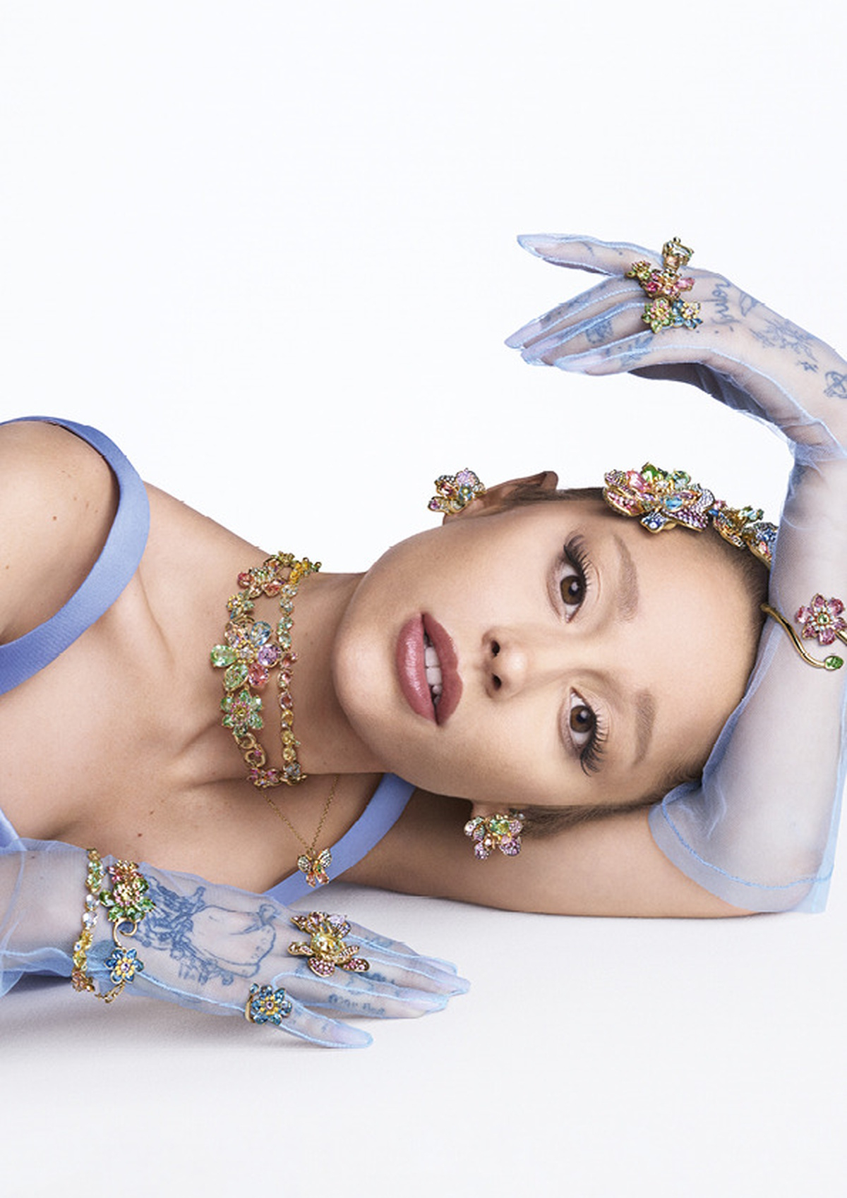 Ariana Grande błyszczy w kampanii marki Swarovski na wiosnę-lato 2025 inspirowanej latami 60.