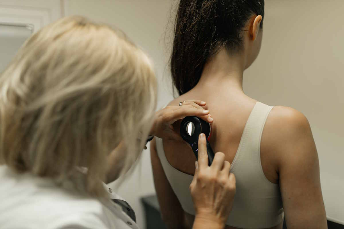 Badanie dermatoskopem w ramach akcji „UVaga – Wyprzedź Czerniaka!”.
