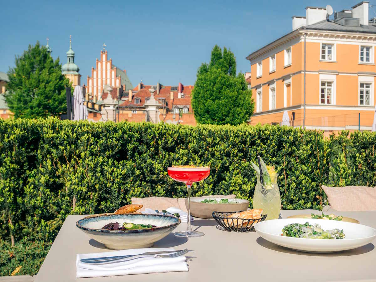 Ukryty za pałacową fasadą Ogród Verte zachwyca zielenią, elegancką architekturą i autorską kuchnią.