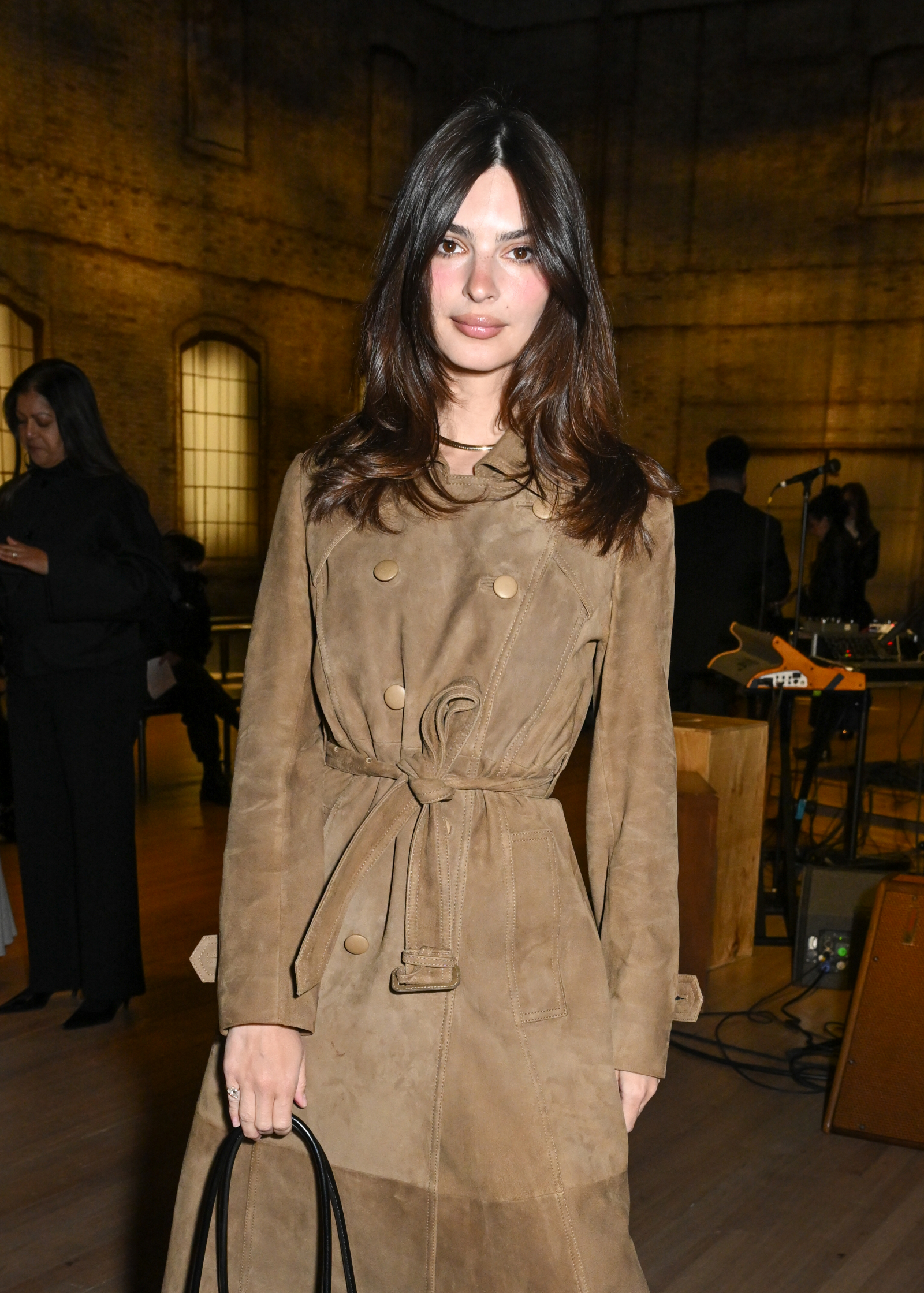 Emily Ratajkowski i jej eleganckie cięcie butterfly (Fot. Getty Images)
