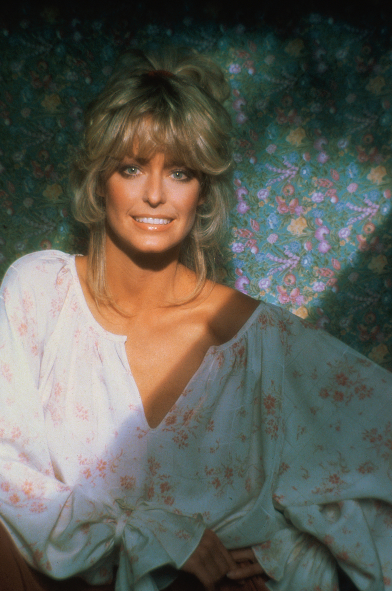 Farrah Fawcett w upiętych cieniowanych włosach w latach 70. (Fot. Getty Images)