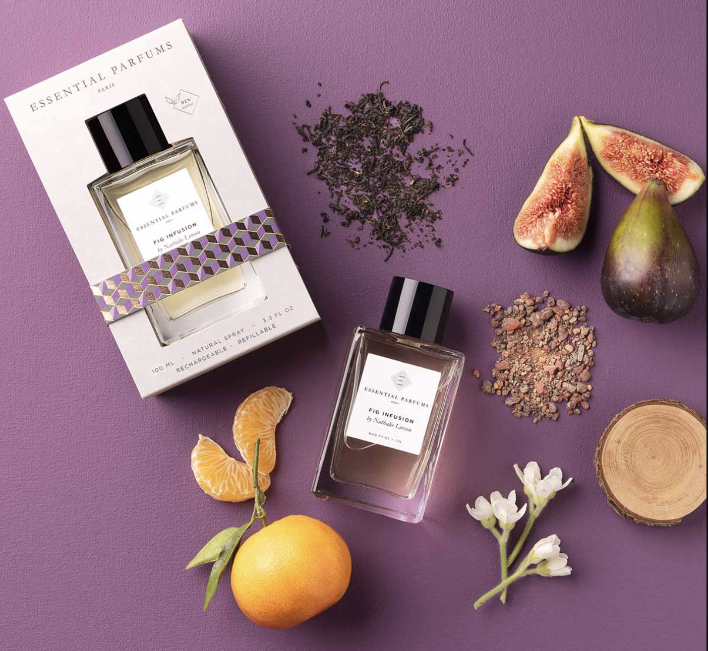 Zapach Fig Infusion w eleganckiej butelce na purpurowym tle, otoczony figami, cytrusami i zieloną herbatą.
