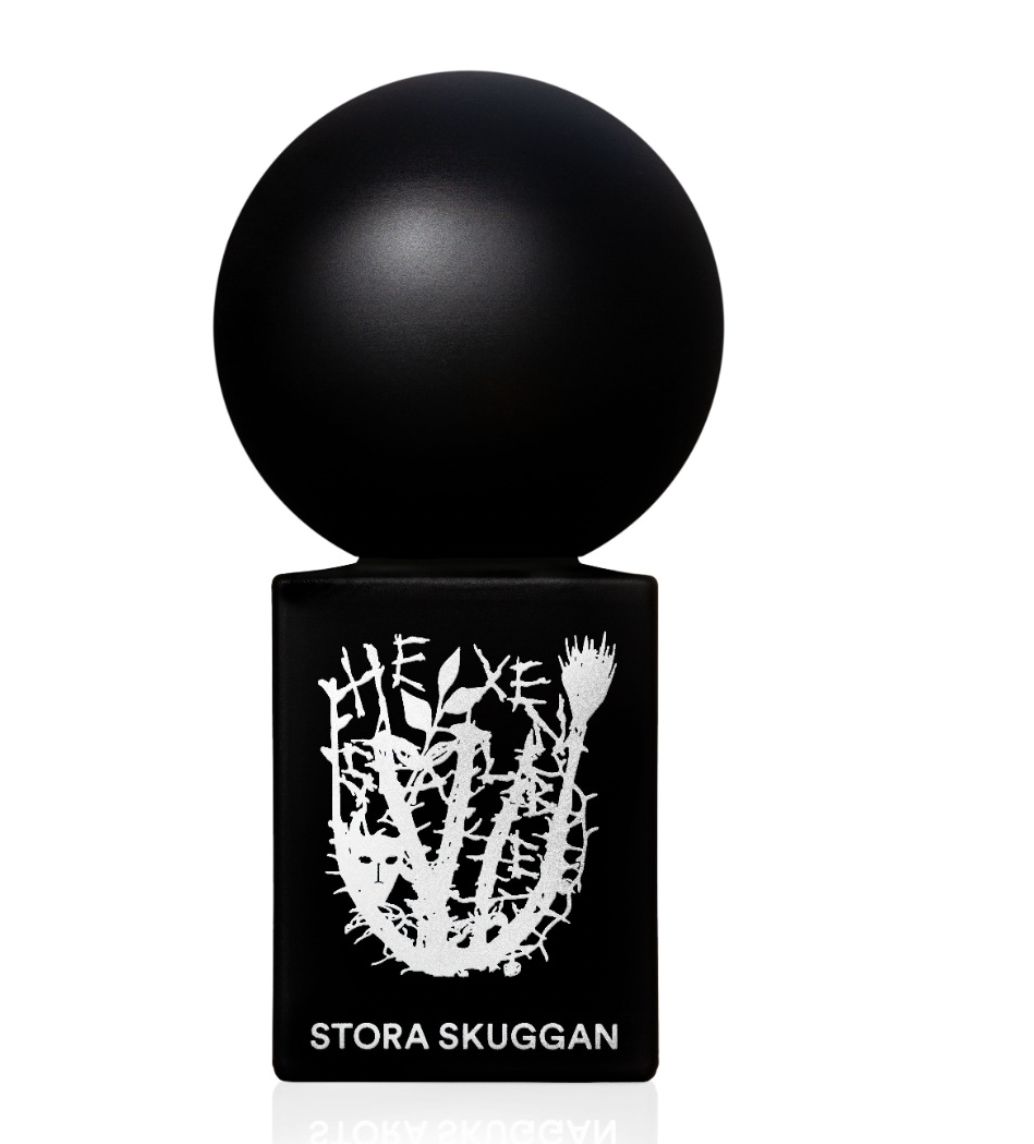 Czarny flakon perfum z okrągłym korkiem i białym logo „STORA SKUGGAN”. Elegancki i minimalistyczny design.