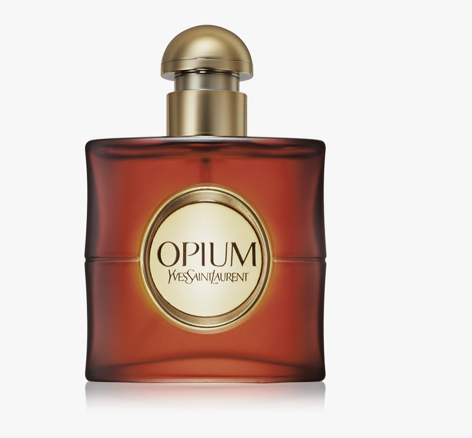 Flakon perfum Opium od Yves Saint Laurent w miedzianym kolorze z nazwą na złotym tle.