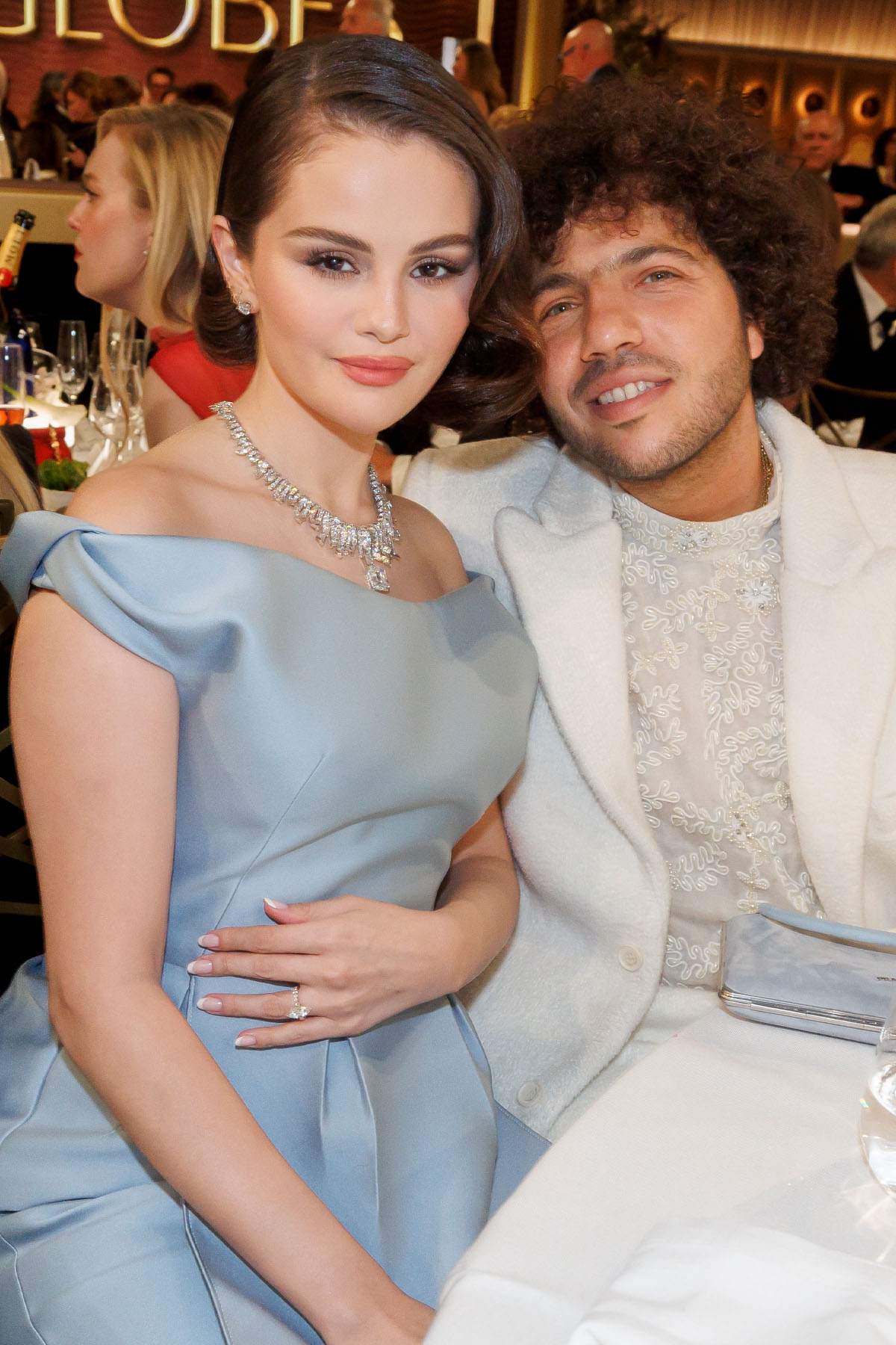 Selena Gomez i Benny Blanco w eleganckich strojach podczas Złotych Globów, prezentując zareczynowy pierścionek i manicure.