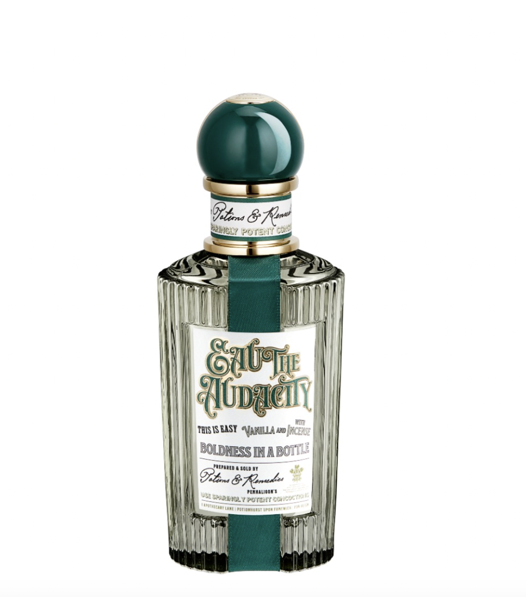 Butelka perfum o nazwie "Eau de Audacity" z eleganckim, zielonym korkiem i etykietą w ozdobnym stylu.