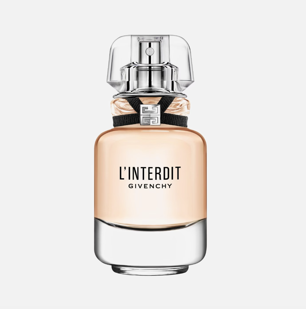 Flakon perfum L'Interdit od Givenchy, z różowym płynem i czarną kokardką, elegancko wyprofilowany.