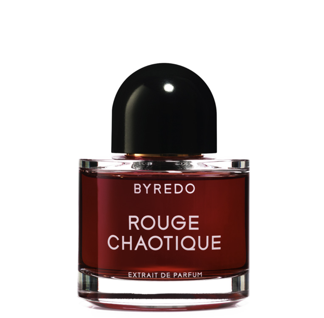 Flakon perfum Byredo "Rouge Chaotique" z ciemnoczerwonym płynem i czarną zakrętką. Elegancki design z logo marki.