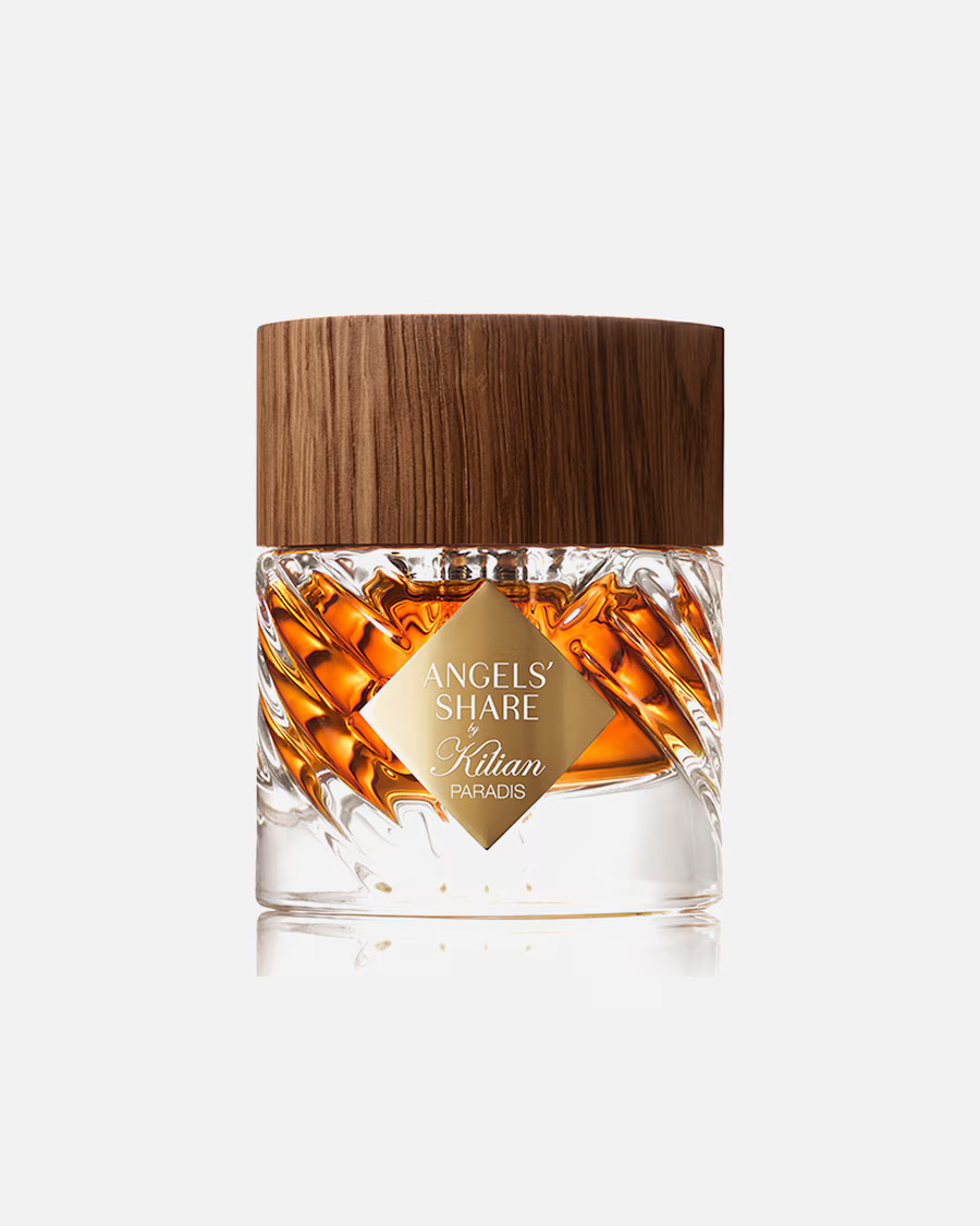 Perfumy na jesień w eleganckiej butelce, z ciemnym płynem i drewnianą zakrętką, idealne na chłodne dni.