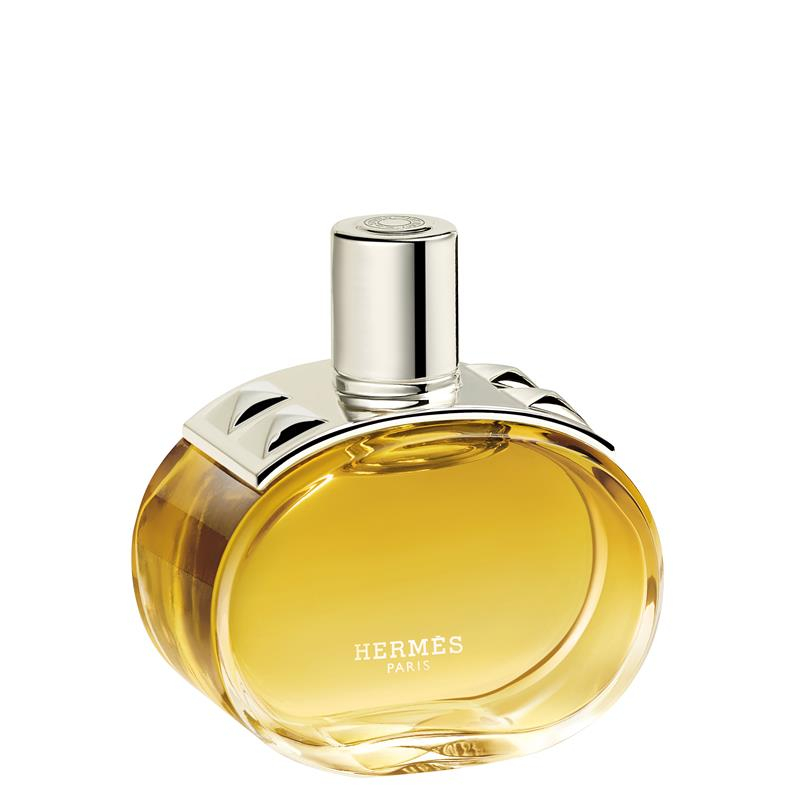 Perfumy na jesień w eleganckiej butelce Hermès, z ciepłym złotym płynem wewnątrz.