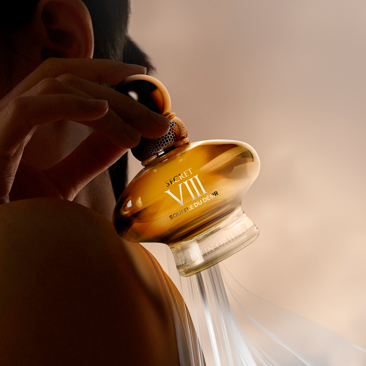 Perfumy na jesień w pięknym flakonie, osoba używająca zapachu, delikatna mgiełka unosząca się w powietrzu.