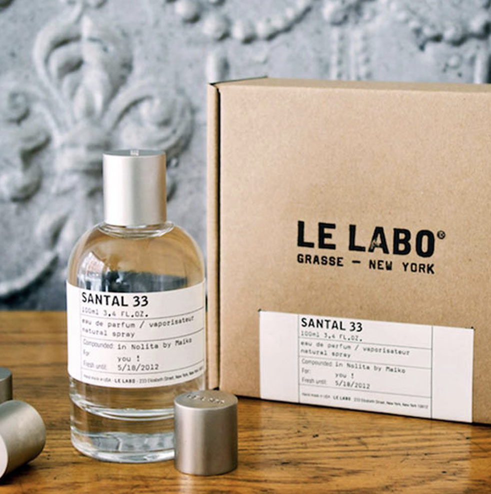 Perfumy na jesień Santal 33 marki Le Labo w eleganckim flakonie i opakowaniu.