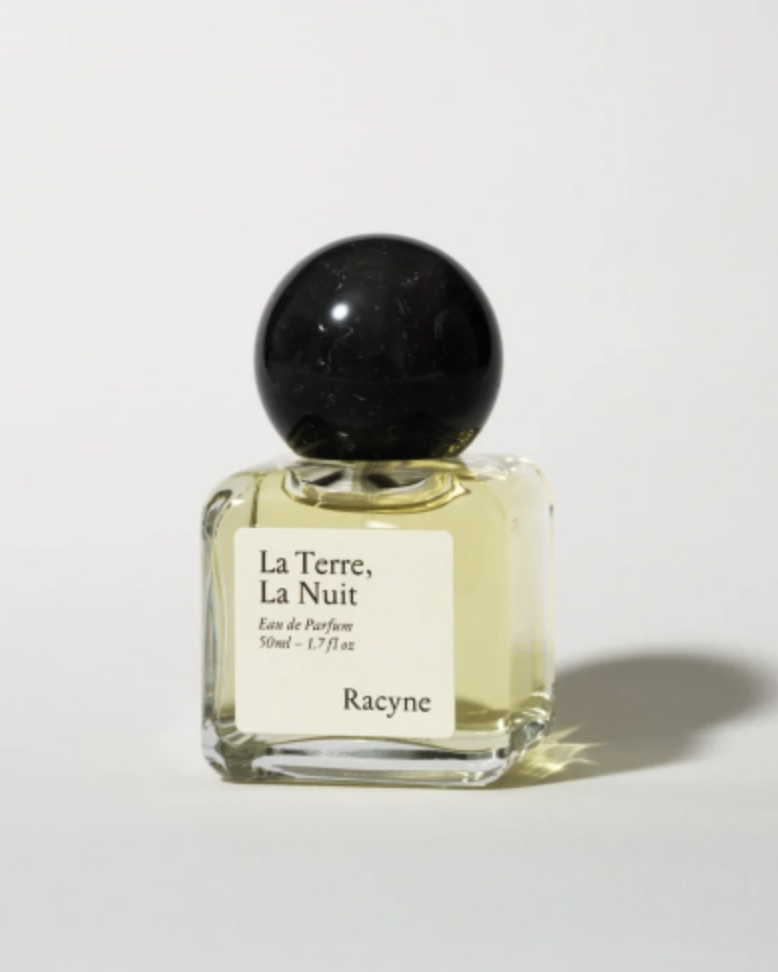 Perfumy na jesień w eleganckiej butelce z ciemną zakrętką. &quot;La Terre, La Nuit&quot; od Racyne.