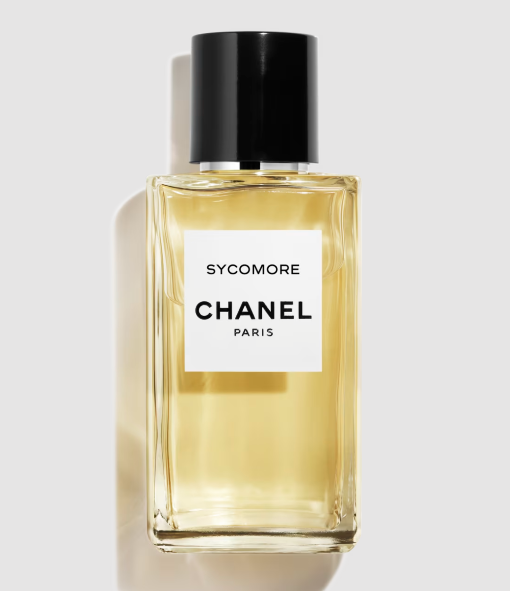 Perfumy na jesień Sycomore marki Chanel w eleganckim flakonie o złotawym kolorze.