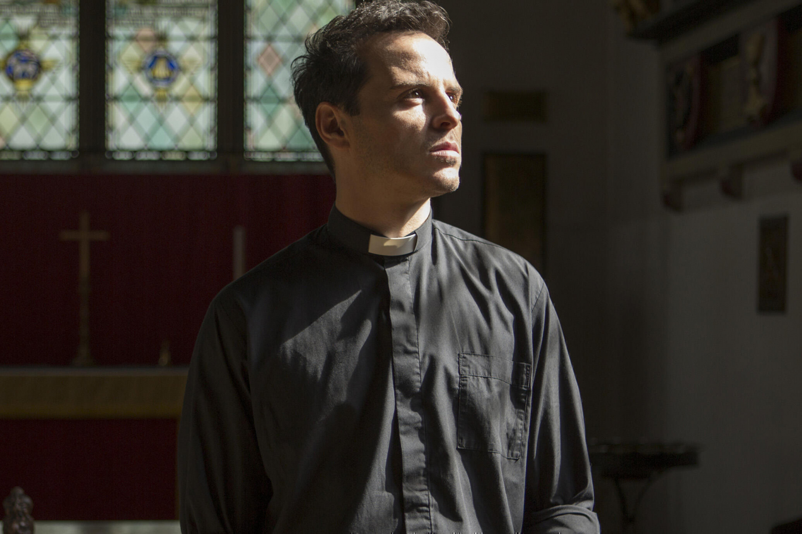 Andrew Scott w serialu „Fleabag” jako  „hot priest . Czy pachniał Cardinalem? A mioże raczej Avignonem? (Fot. Materiały prasowe) 