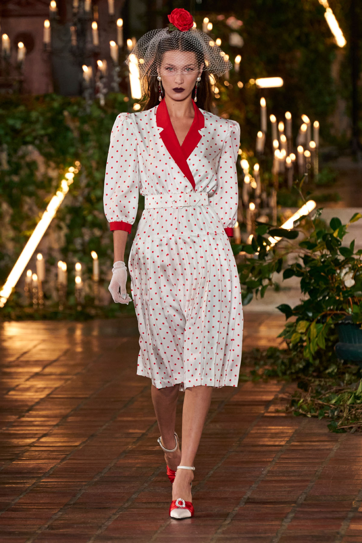 Bella Hadid na pokazie Rodarte na jesień i zimę 2020, który odbył się w kościele St. Bart w Nowym Jorku (Fot. Spotlight.Launchmetrics)