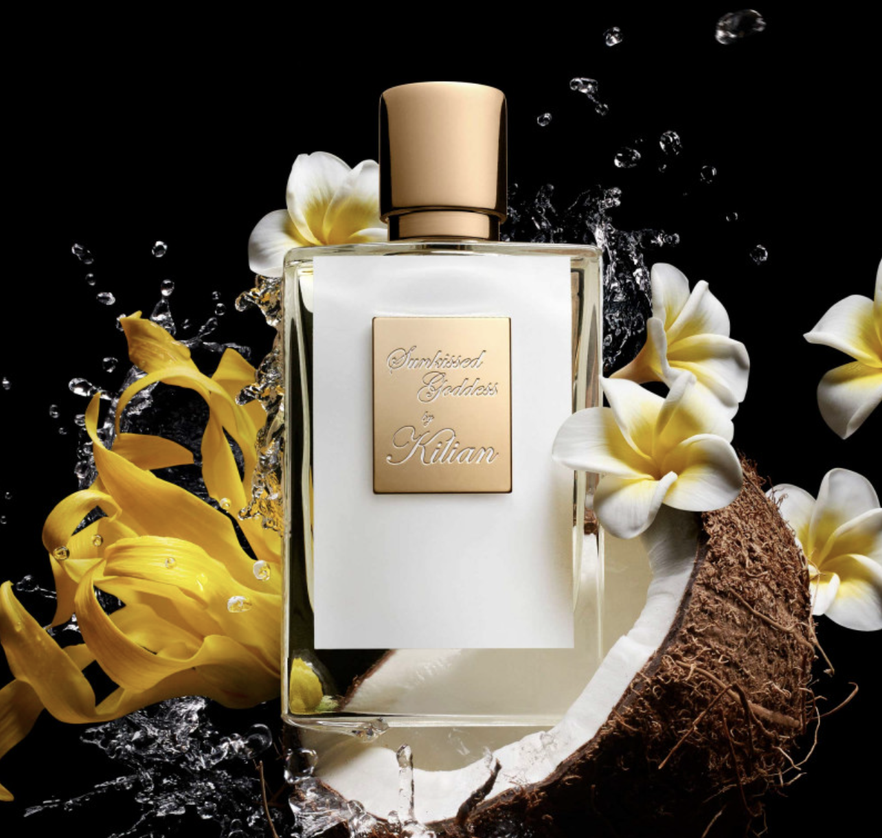 Perfumy pachnące jak dzień na plaży: Flakon perfum "Sun kissed Goddess" marki Kilian otoczony żółtymi kwiatami i kokosem, z efektem wody w tle.
