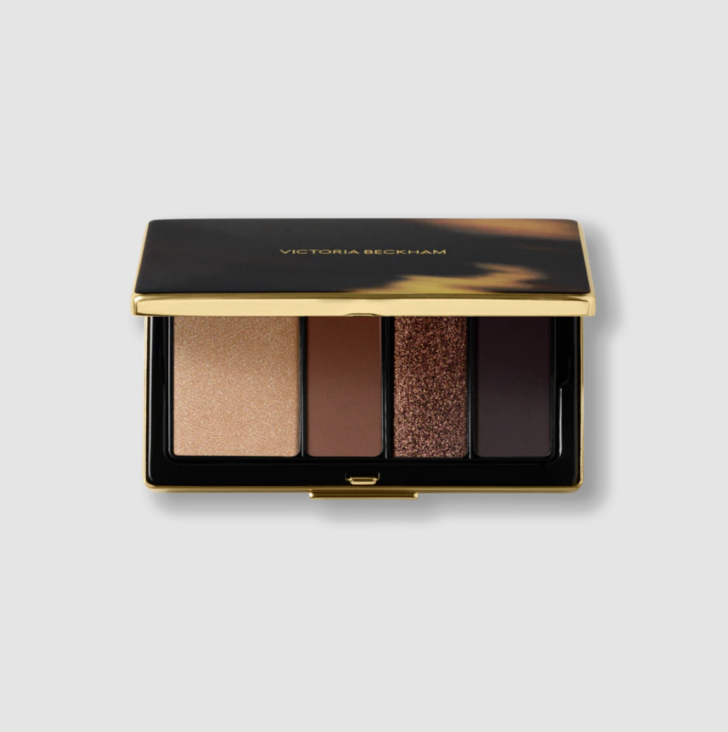 Paleta cieni do powiek Victoria Beckham składająca się z czterech odcieni w eleganckim czarnym opakowaniu ze złotymi akcentami.