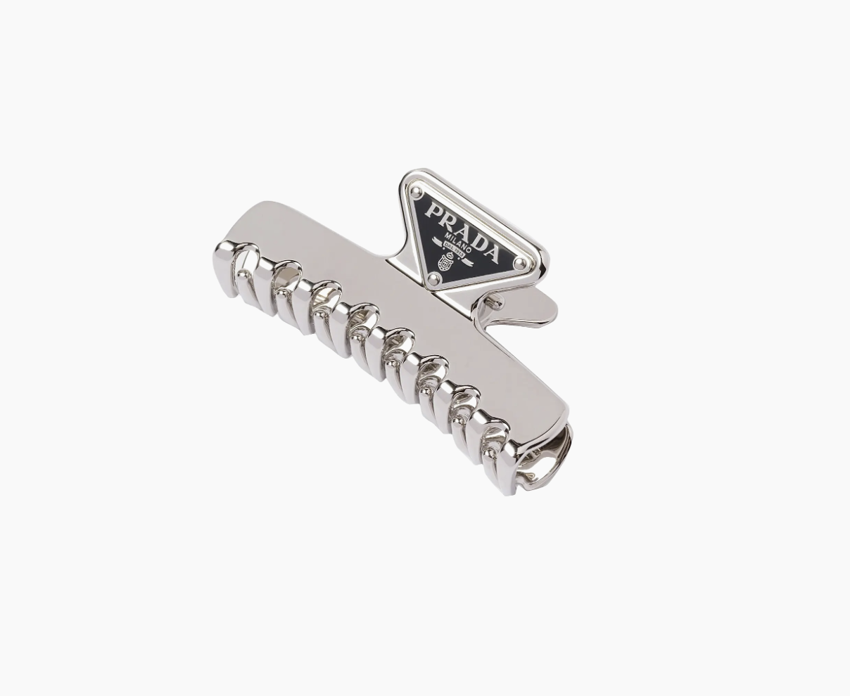 Klips do włosów w kolorze srebrnym z logo PRADA, stylowy i elegancki dodatek.