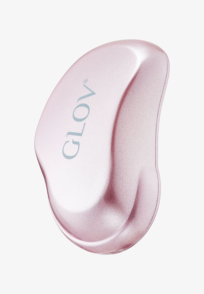 Różowa szczotka do włosów marki GLOV, o ergonomicznym kształcie i gładkiej powierzchni.