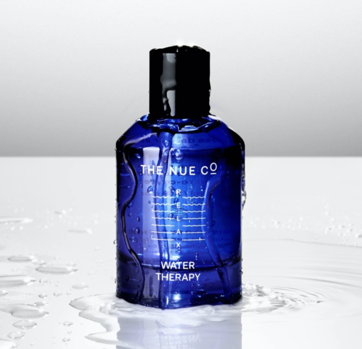 Perfumy funkcjonalne The Nue Co. Water Therapy znajdziemy w The Silencio (Fot. Materiały prasowe)