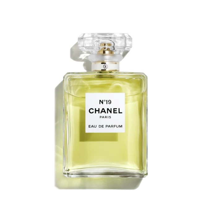 Flakon perfum Chanel No.19 z charakterystycznym, przezroczystym zamknięciem i zielonym płynem.