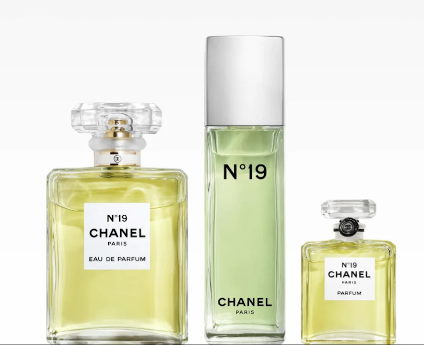 Flakony Chanel No. 19 w trzech wersjach: Eau de Parfum, woda toaletowa i perfumy, prezentowane obok siebie.
