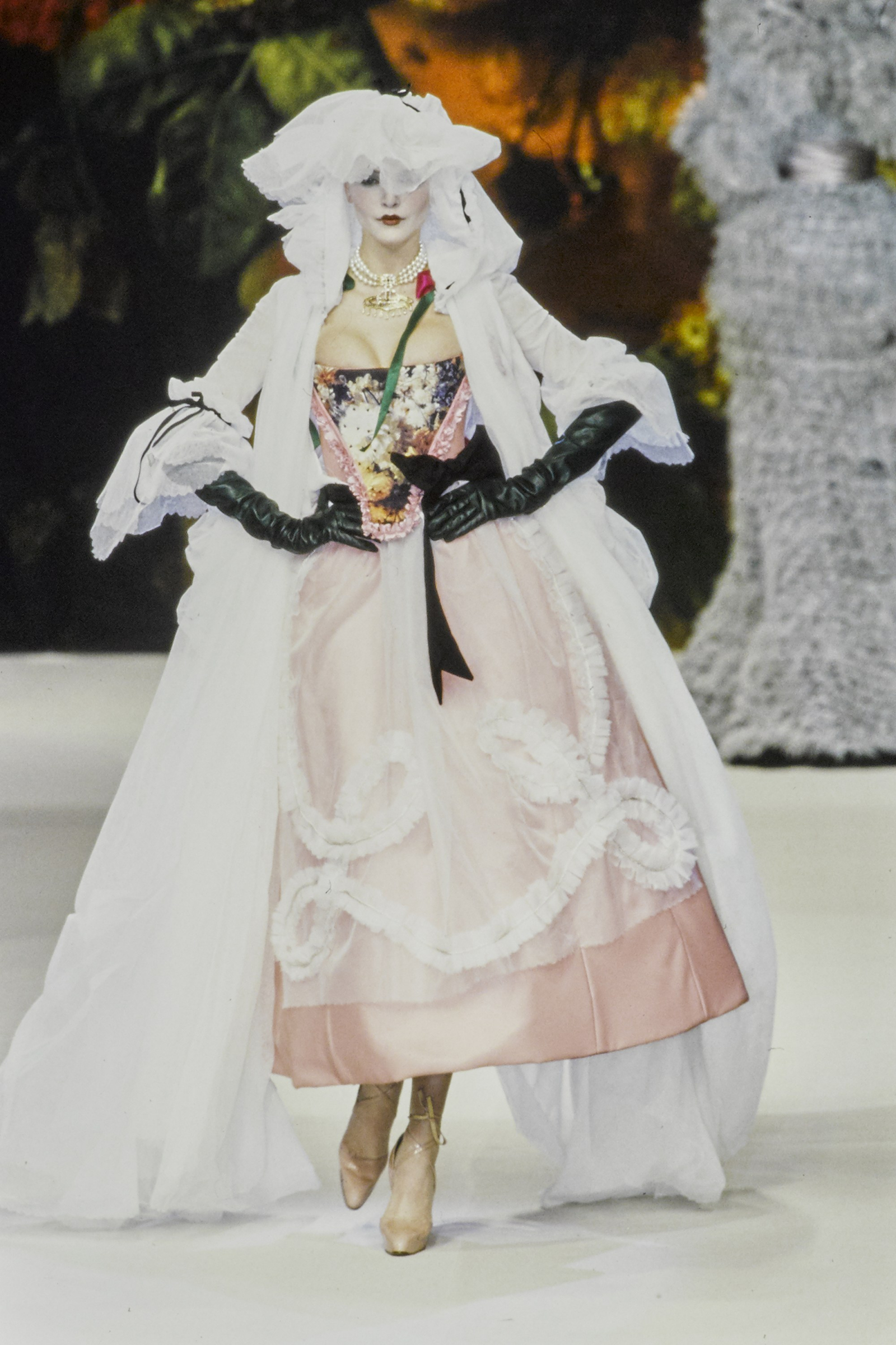 Pokaz kolekcji Vivienne Westwood na jesień 1995 (Fot. Guy Marineau/Condé Nast via Getty Images)